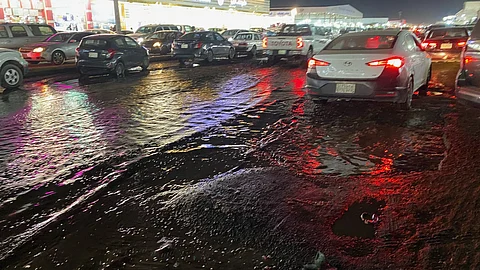 "أرشيفية" لتجمعات مياه الأمطار بسوق الصواريخ بجدة