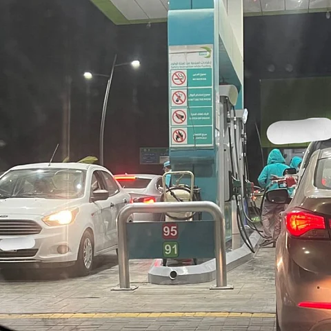 مؤيد أم معارض؟.. جدل بوسائل التواصل حول إمكانية تعبئة وقود المركبات عكس اتجاه المحطات