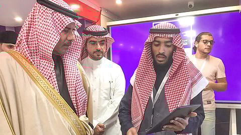 محافظ الزلفي مسفر العتيبي يستمع لشرح عن خدمات الحافلة الذكية