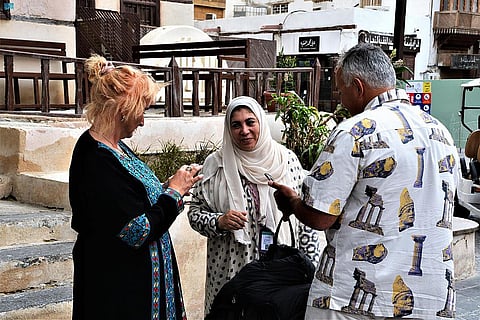 سيّاح أجانب في جدة التاريخية: الناس هنا طيبون.. وألوان الرواشين مبهرة