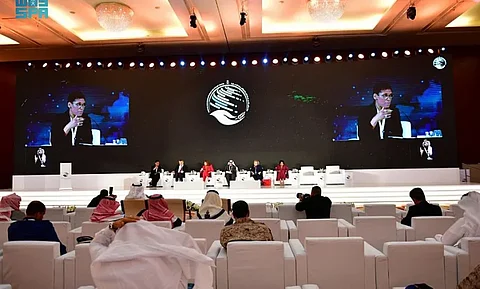 جلسة علمية.. منتدى الرياض الدولي يناقش أهمّ تحدّيات العمل الإنساني