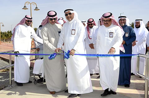 شاهد.. "السالم" يُدشن ممرًّا وجلسة لذوي الإعاقة وكبار السن بينبع الصناعية