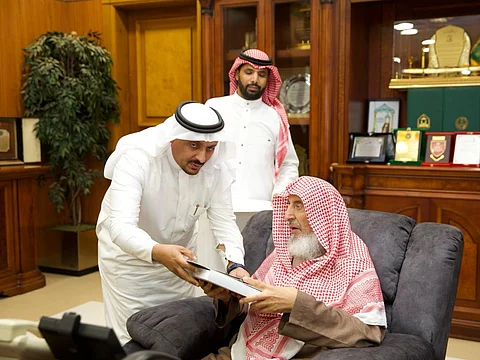 سماحة المفتي يتسلّم التقرير الختامي لمنجزات فرع الإفتاء بجازان