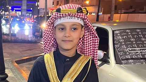 طفل يرتدي العقال المقصب احتفالًا بذكرى يوم التأسيس