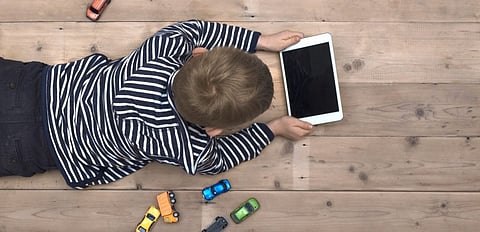 أضرار وفوائد وحلول.. كيف تبني علاقة طفلك بالأجهزة الإلكترونية؟ "الصحة" تجيب