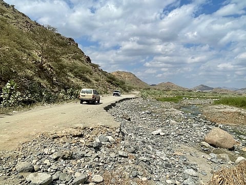 أهالي فروخية جذم غميقة: لا نستطيع عبور الطريق الترابي إلا بسيارات الدفع الرباعي