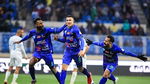 فرحة لاعبي الفتح بتسجيل هدف في مرمى الباطن