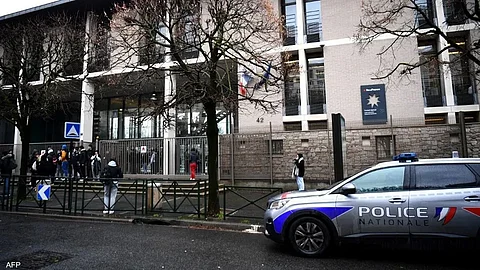 جريمة بشعة تهز فرنسا.. تلميذ يقتل معلمته طعنًا داخل المدرسة!