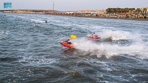 جانب من منافسات الرياضات البحرية بشاطئ بيش