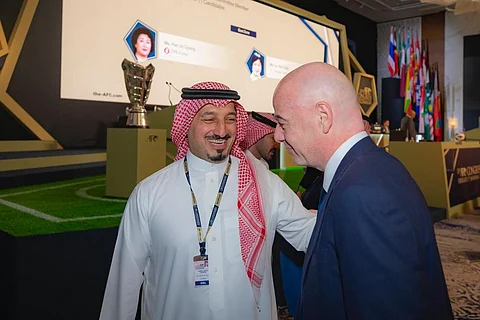 المسحل يتلقّى تهنئة رئيس الفيفا لانتخابه عضوًا في مجلس الاتحاد الدولي لكرة القدم
