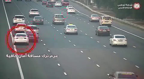 بالفيديو.. شرطة أبوظبي ضبطت سائقًا متهورًا ارتكب 3 مخالفات خطرة في لحظات