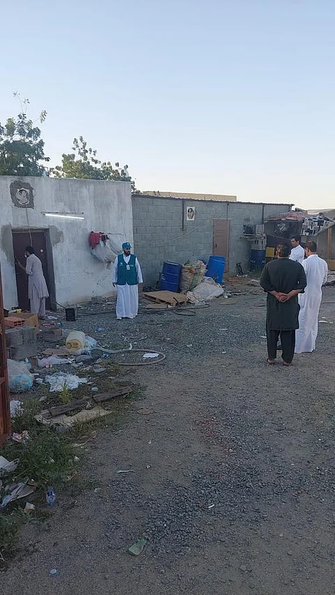 ضبط عمالة زوّرت صلاحية 115 ألف منتج غذائي ومستحضر تجميلي منتهي الصلاحية