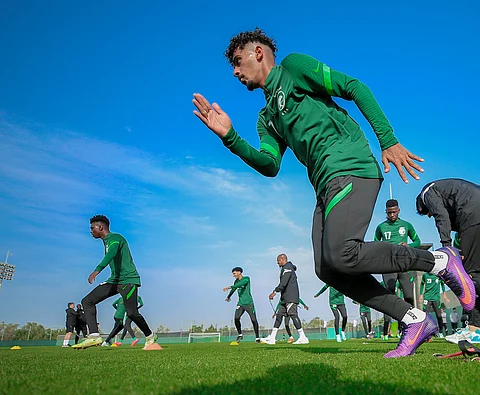 لاعبو المنتخب السعودي للشباب يؤدون التدريبات