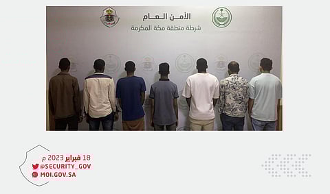 كسروا أبواب المستودعات ونهبوها.. الجناة الـ 7 في قبضة شرطة جدة
