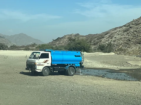 شاهد.. صهريج يسقي قرود البابون بـ"رعلة قنا" غرب عسير