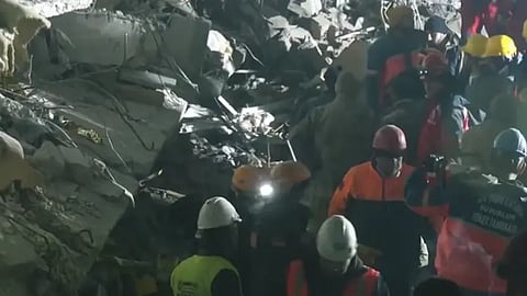 جانب من عملية إنقاذ العائلة من تحت الركام في أنطاكيا