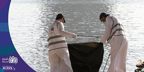 بمشاركة 300 من المتطوعين .. حملة تنظيف شاطئ الحمراء في جدة