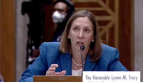 السفيرةَ الأمريكية لين تريسي