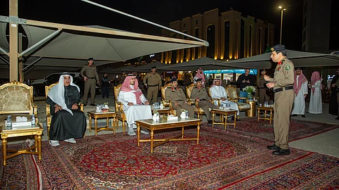 الأمير أحمد بن فهد خلال زيارته مركز متابعة الحركة المرورية
