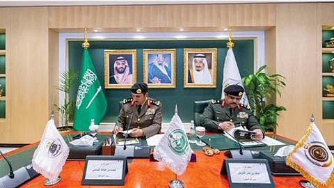 الفريق محمد البسامي واللواء ماجد الدويش يوقعان الاتفاقية