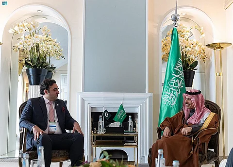 وزير الخارجية يلتقي نظيره الباكستاني ويبحثان العلاقات الوطيدة بين البلدين