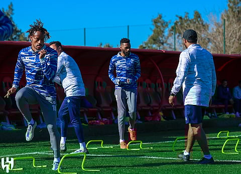 لاعبو الهلال يؤدون التدريبات