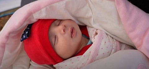 "عفراء" وُلدت تحت أنقاض مبنى في شمال سوريا