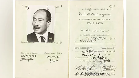 جواز سفر "السادات" في مزاد علني.. البيع في دالاس والغضب في مصر