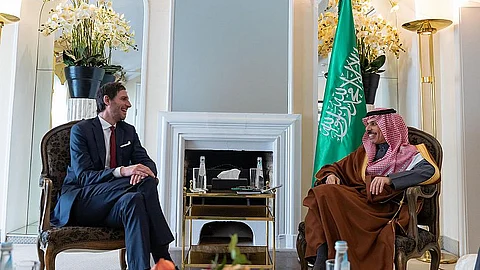 الأمير فيصل بن فرحان خلال لقائه فوبكه هويكسترا