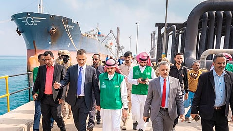 منحة المشتقات النفطية السعودية تصل إلى ميناء الزيت بعدن