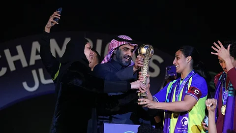جانب من تتويج لاعبات النصر بكأس الدوري الممتاز للسيدات