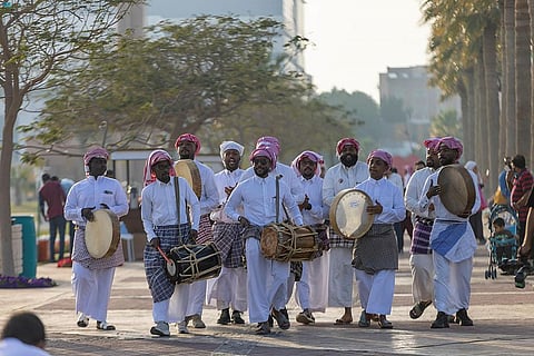 شاهد.. العروض الفلكلورية تجذب زوار مهرجان  الكُتّاب  والقراء بالشرقية