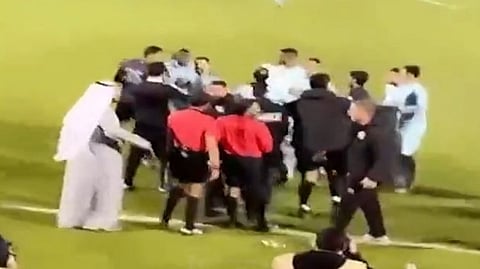 الكويت.. فيديو يرصد ما فعله لاعبون بالحكم بعد هدف الخصم