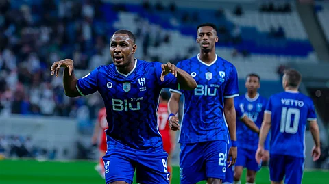 أوديون إيغالو لاعب الهلال يحتفل بتسجيله هدف في مرمى شباب الأهلي الإماراتي