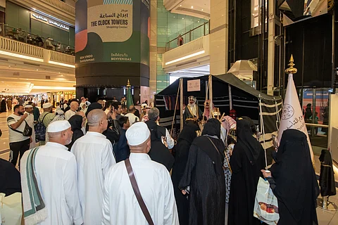 بلغات متعددة.. أبراج الساعة بمكة تتزيَّن بـ"بيت الشعر القديم" احتفاء بيوم التأسيس