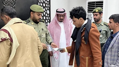 محافظ شرورة يتفقد سير العمل في منفذ الوديعة الحدودي لتيسير أداء مناسك العمرة