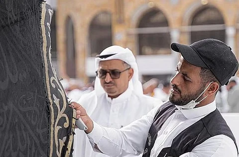 صيانة كسوة الكعبة المشرفة استعدادًا للشهر الفضيل