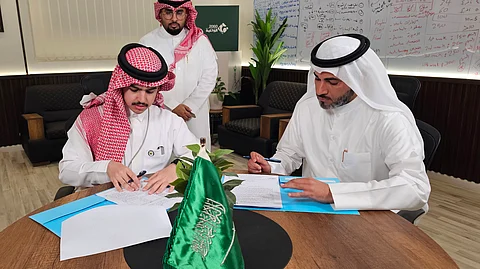 فيصل القرنين وفيحان الميموني يوقعان الاتفاقية