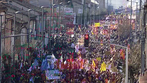 أسبوع حاسم بفرنسا مع استمرار النقاشات حول نظام التقاعد ومظاهرات حاشدة مرتقبة الثلاثاء