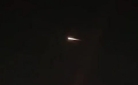 بالفيديو.. ظهور جسم غريب في سماء فلسطين
