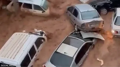 مَشاهد مروعة.. سيول تجرف البشر والحجر في ولايات منكوبة من الزلزال بتركيا
