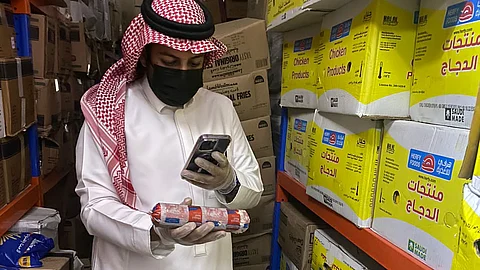 فرق أمانة الطائف تفحص المواد الغذائية