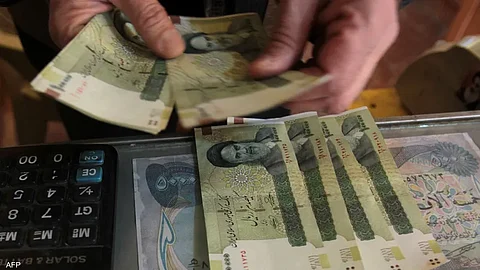 بعد استئناف العلاقات الدبلوماسية مع السعودية.. الريال الإيراني يرتفع
