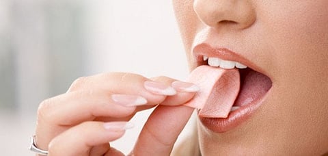 لماذا لا يجب ابتلاع العلكة.. خرافة بقائها بالمعدة سنوات ليست السبب