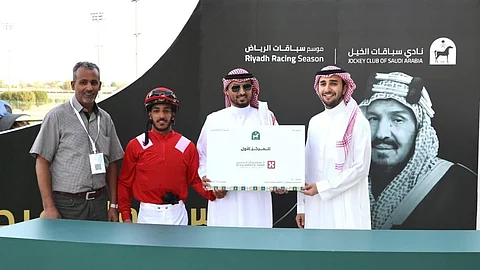 مجموعة الدكتور سليمان الحبيب تُكَرّم الفائز بالشوط الثالث لسباق "كأس المؤسس للفروسية"