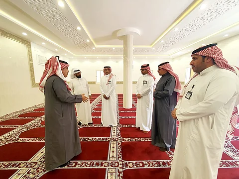 محافظ ظهران الجنوب يقف على مشروعات "البرّ" الخيرية
