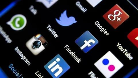 مواقع التواصل تراقب تحركاتك.. دراسة تكشف التطبيق الأكثر "تعقبًا" لك