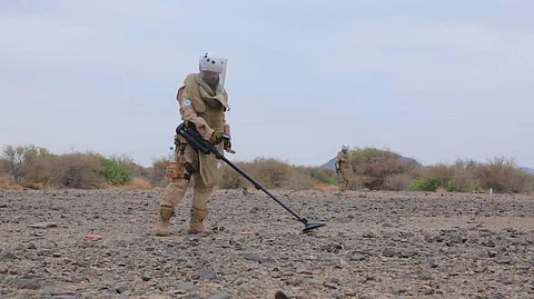 جانب من عمليات البحث عن الألغام