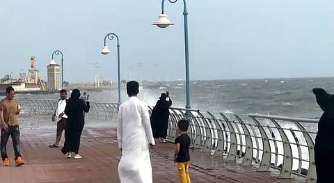 ارتفاع الأمواج واعتدال الأجواء يمنع السباحة ويجذب الزوار للواجهات البحرية