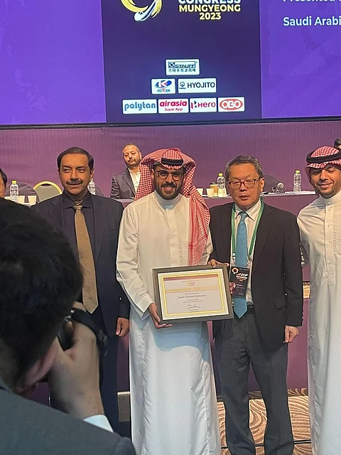 محمد المنديل يتسلم عضوية الاتحاد الآسيوي للعبة الهوكي